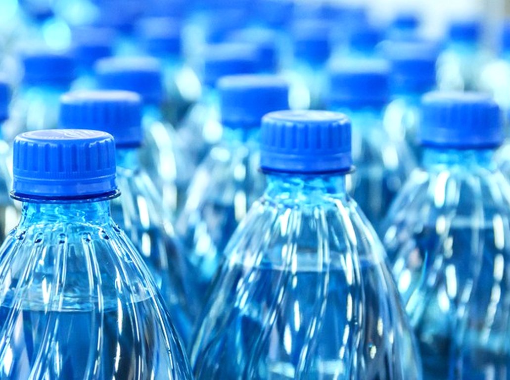 De L'eau En Bouteille Contaminée Au Plastique ? - Spécial Gastronomie