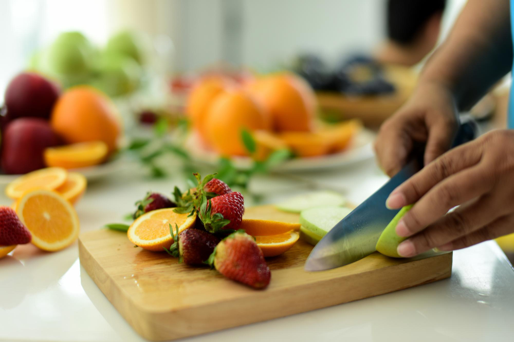 Couteau de cuisine qui coupe des fruits