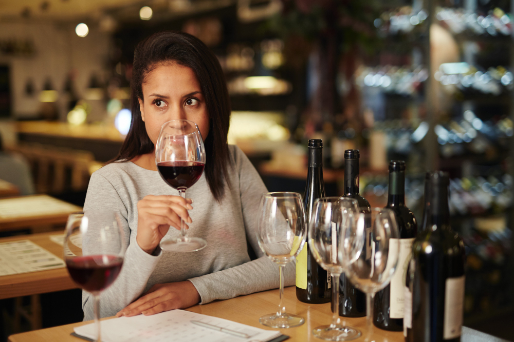 une femme degustant du vin