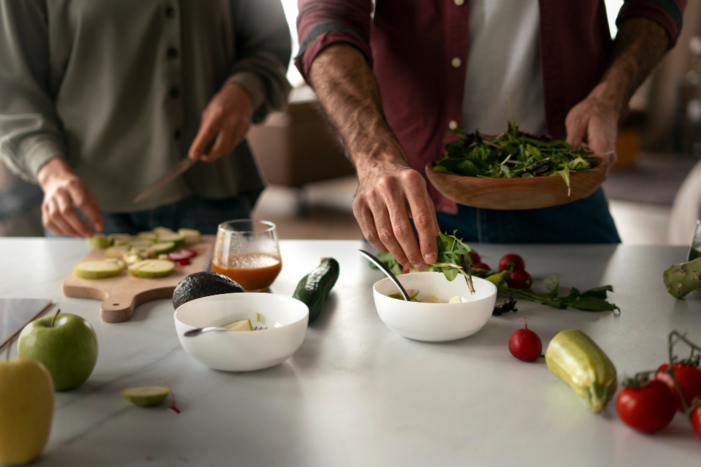 deux hommes faisant la cuisine