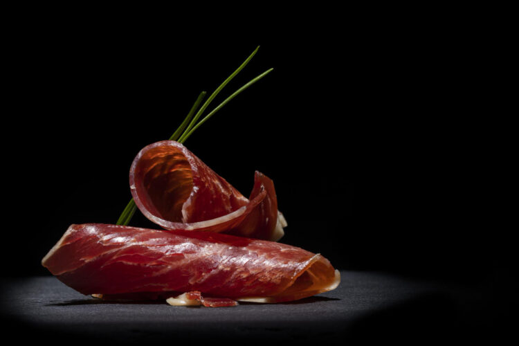 Jambon serrano vs jambon ibérique : quelles sont les différences ?