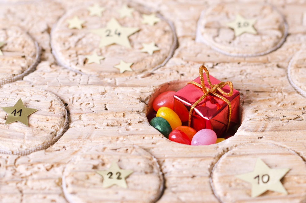 un calendrier de l'avent avec des bonbons