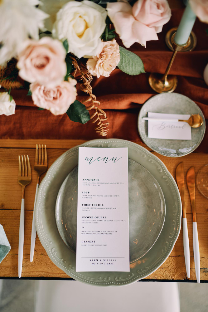 un menu de mariage sur une table